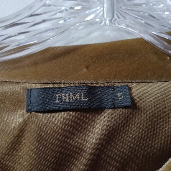 THML Ruched shoulder velvet shift dress in Gold Size S - Picture 3 of 5